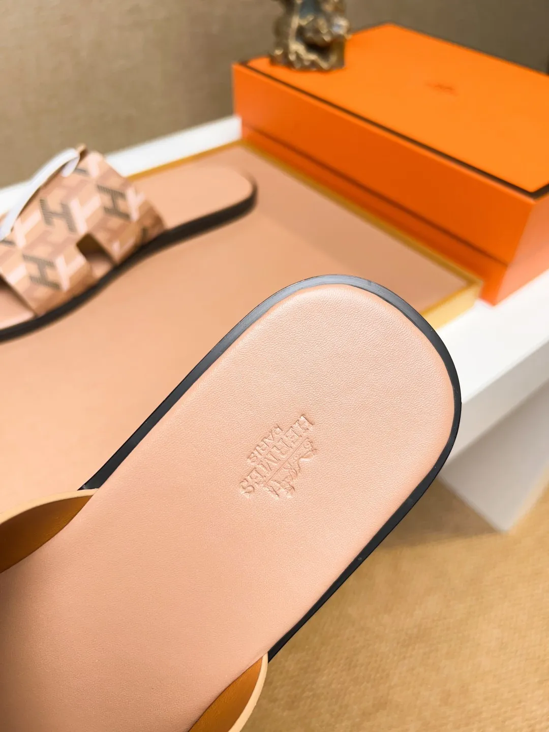 Men's clothing and shoes 💰280 💅💅💅 new arrival. Hermes Hermes official website latest counter synchronized new oran color leather H slippers, the original Paris version flew back to the original model and opened the mold to make it perfectly🍌The highest quality Sincerity, you can enter and leave the counter at will [Deyi] The upper is made of original customized  colored palm prints, crocodile print, ostrich print, colored cow leather, colored cow suede, 🤔 horse hair, 🥳 colored diamonds, 🥰 3D printing, and other genuine leather slippers, imported cow pattern foot pad lining, Italian  latest original genuine leather combination outsole Code number: 38-48 (customized at 46.47.48) Can be made into picture combination sole with genuine leather pattern and ordinary molded outsole